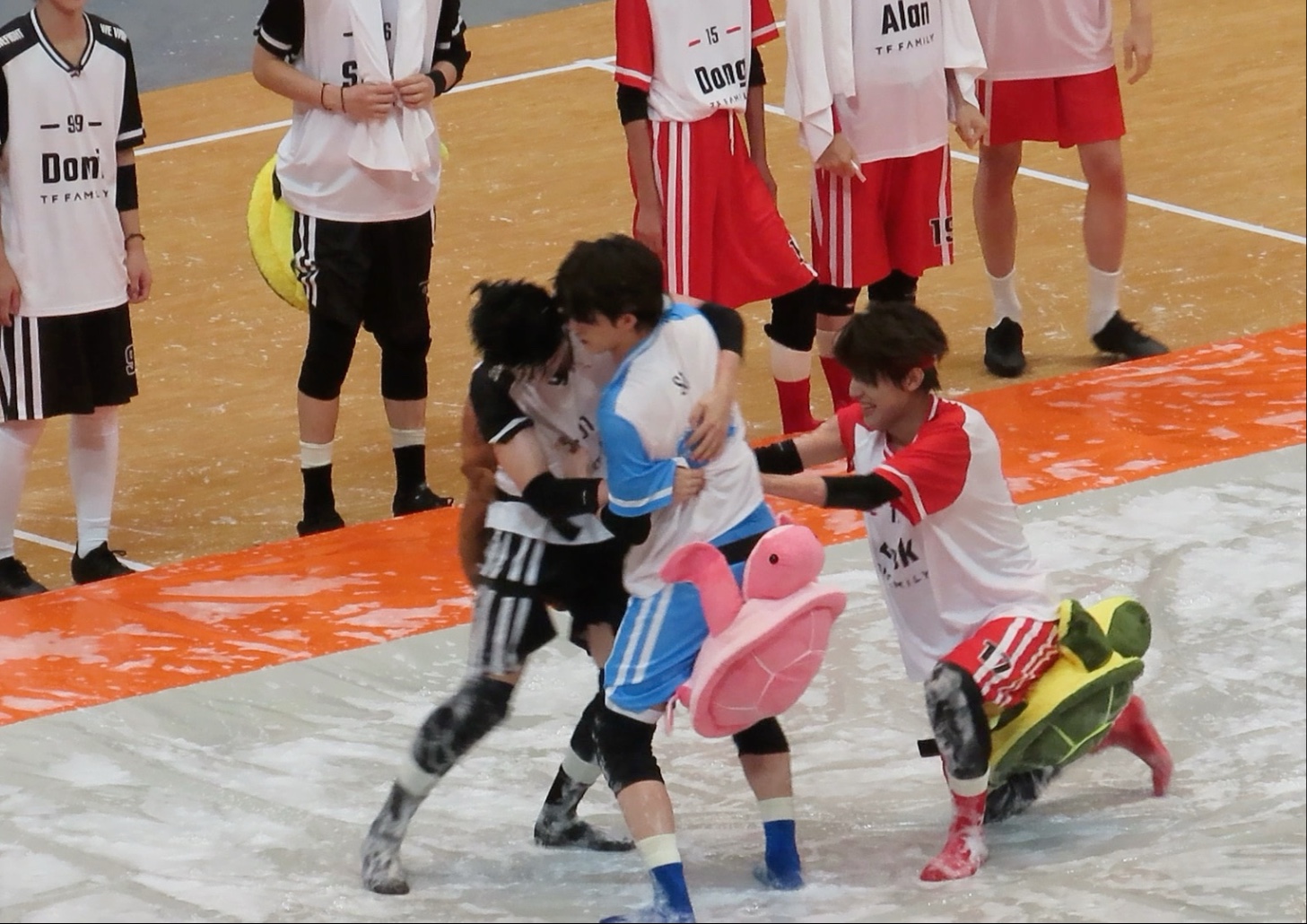 摔跤常规赛上演强强对话,天山霹雳队绝杀燕山天虎队,多点开花奏效;韧性比赛的样板的简单介绍 摔跤常规赛上演强强对话,天山霹雳队绝杀燕山天虎队,多点开花奏效;韧性比赛的样板的简单介绍