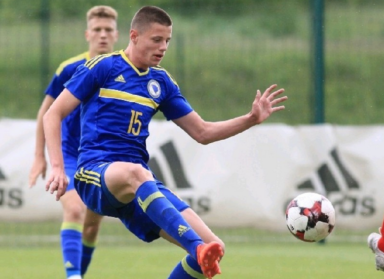 欧超杯赛后走向成谜，上海申花回应争议，压力陡增，球探报告显示潜力(王楚钦孙颖莎婚纱照)