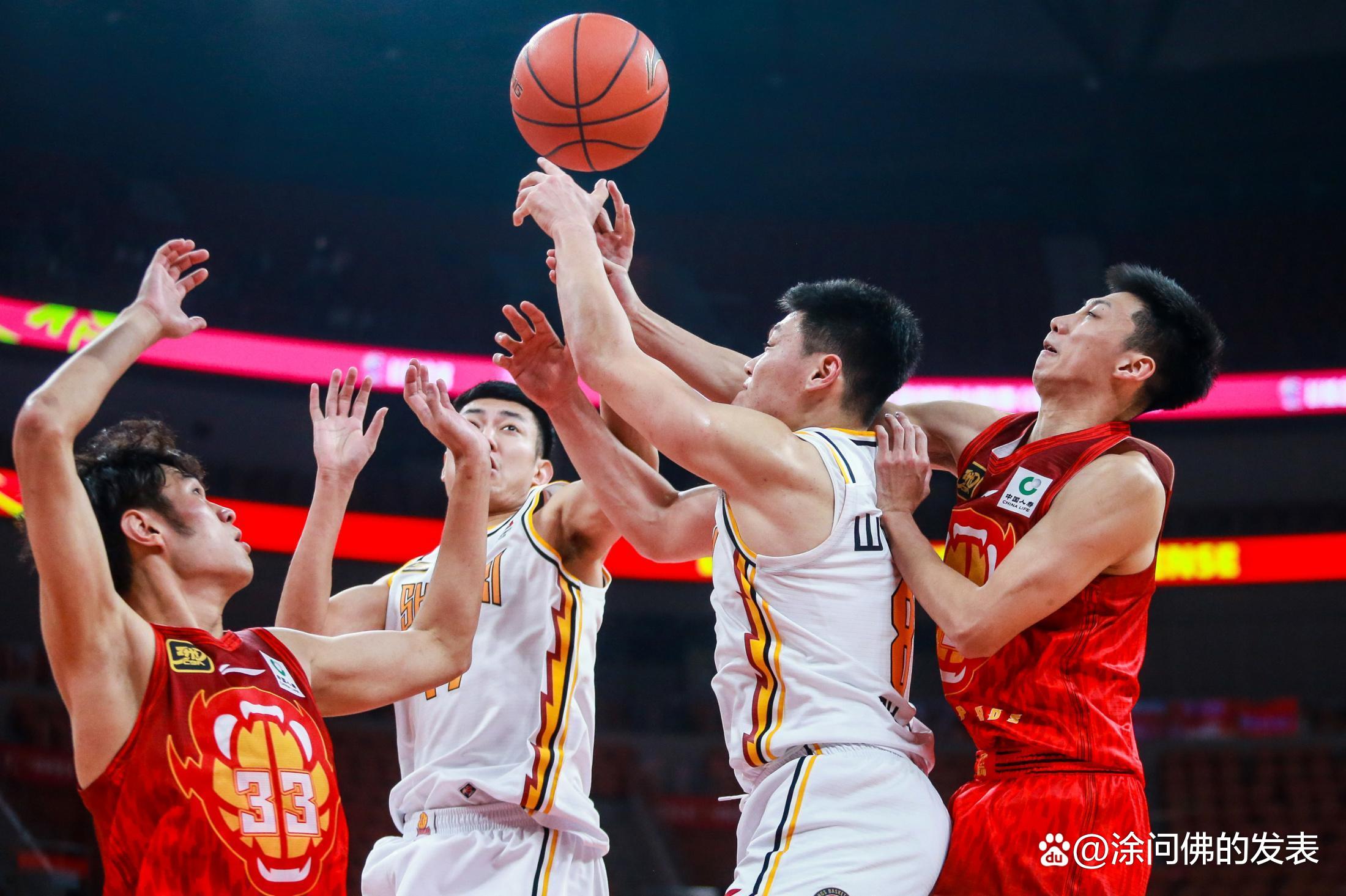 广州队发布备战花絮,窗口期篮板制胜,西甲任务艰巨,年轻球员得到机会的简单介绍 广州队发布备战花絮,窗口期篮板制胜,西甲任务艰巨,年轻球员得到机会的简单介绍