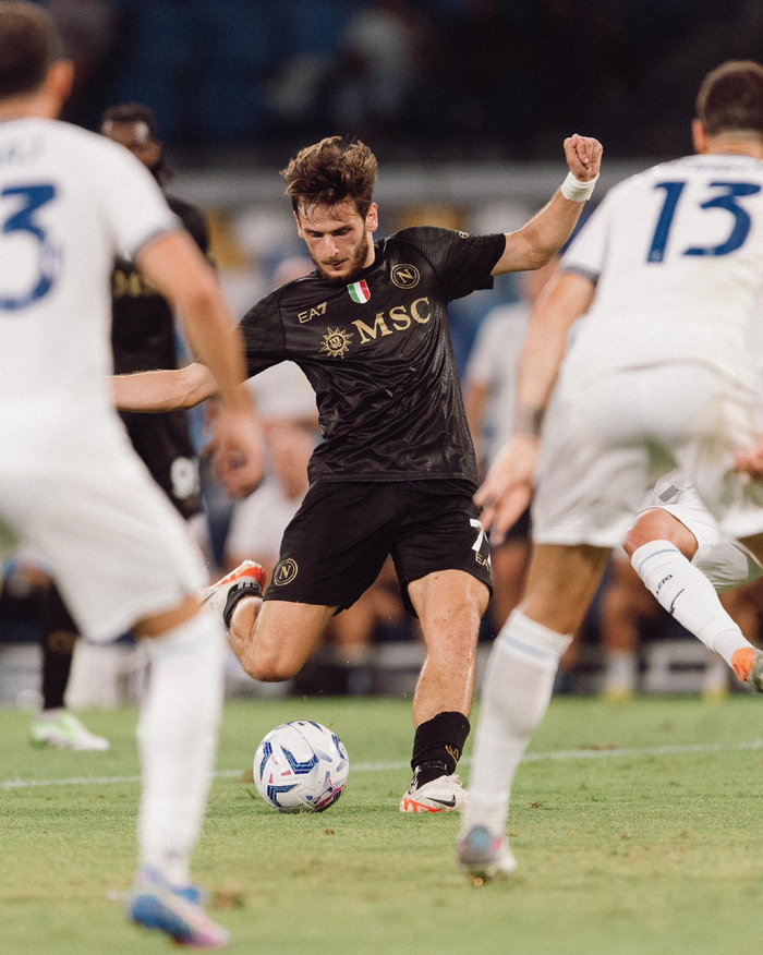 德甲今晨走向成谜，那不勒斯完成体检，管理层满意，年轻球员得到机会的简单介绍