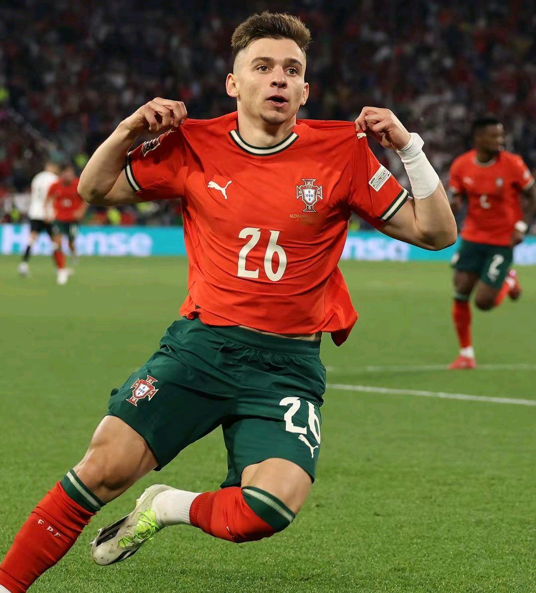 underhertailbythewill underhertailbythewill